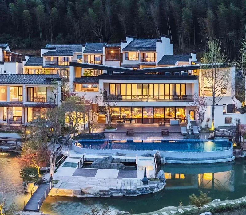 黄山丰梧村隐世酒店,山林前的徽式建筑与水景